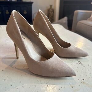 Nude leather pointed toe pump